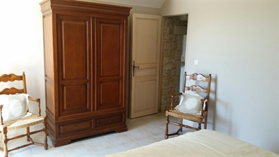 Chambre spacieuse de 15 m² avec lit 200*160 et rangement. Porte fenêtre donnant accés à la terrasse